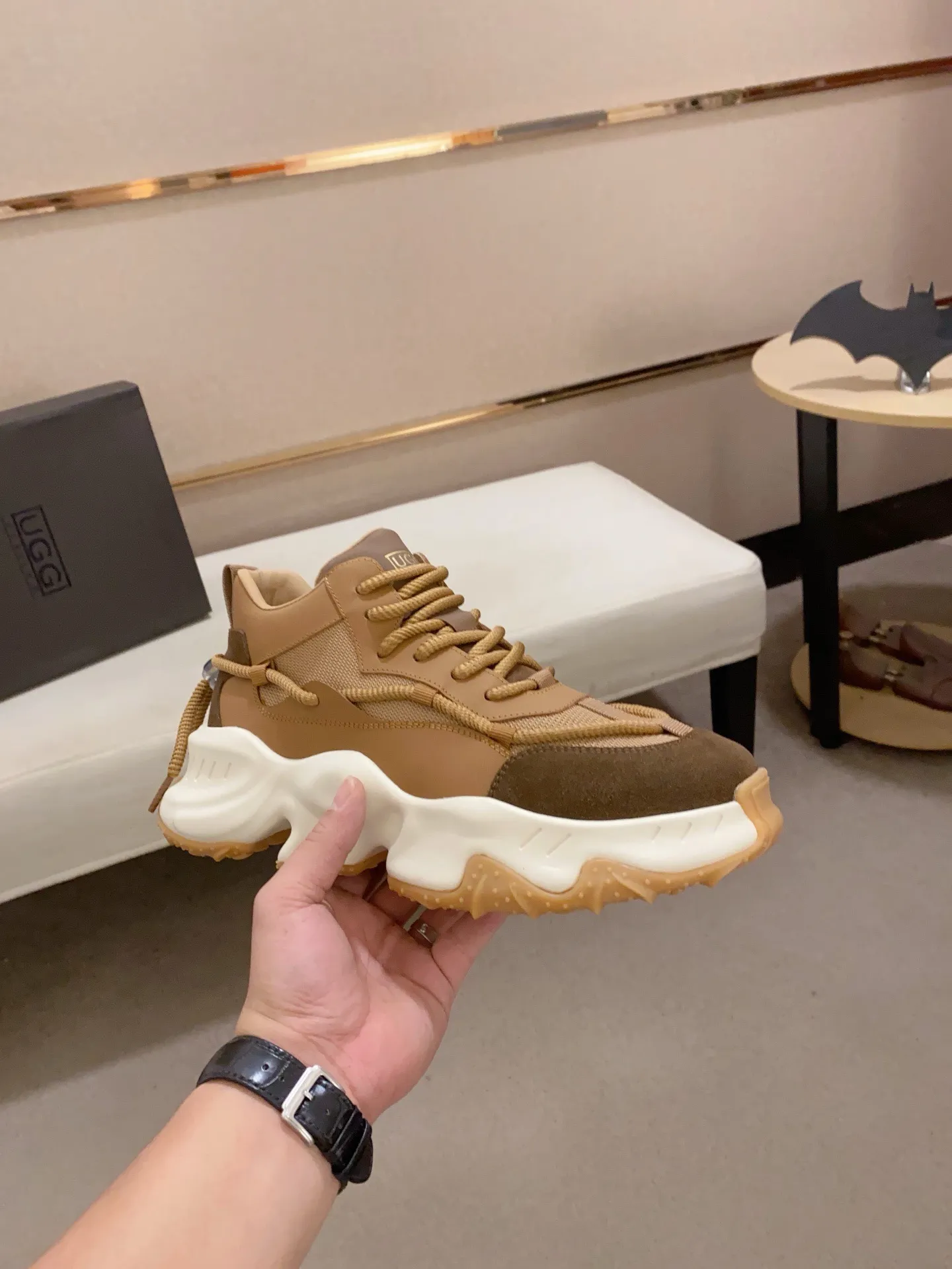 Factory price: 760💰(high-end goods) UGG❄️❄️The latest fashionable men's shoes👟 1:1⃣️Quality, fabric: high-end quality first-layer cowhide imported from Europe. Lining: wool lining, sole: pure imported foam outsole. ❤️High-end goods, fine workmanship, trendy and fashionable. The fit is very classy. If you know the goods, you will not be able to refuse😍😍Number of codes: 39-44